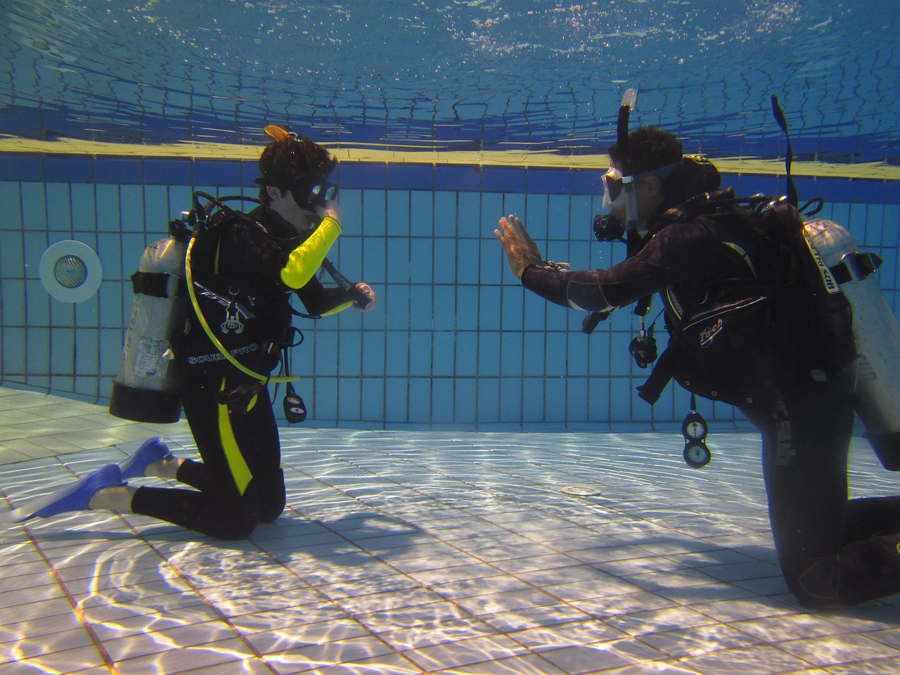 formation en plongée sous-marine en piscine avec un moniteur
